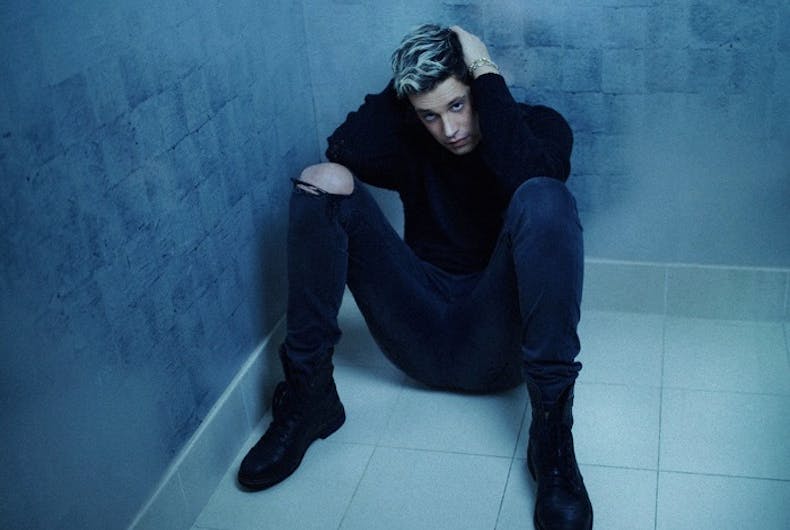 Milo-blue Milo Yiannopoulos resigns from Breitbart after child sex abuse controversy