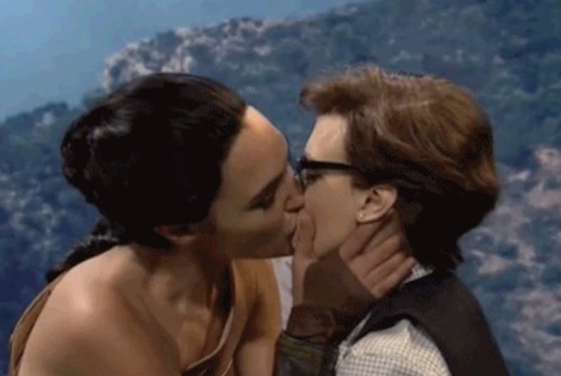 Gal Gadot kisses Kate McKinnon in ‘Wonder Woman’ spoof