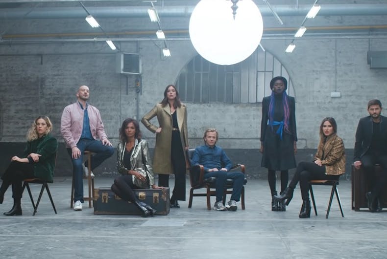 de-lamour A group of people in a large room, facing the camera