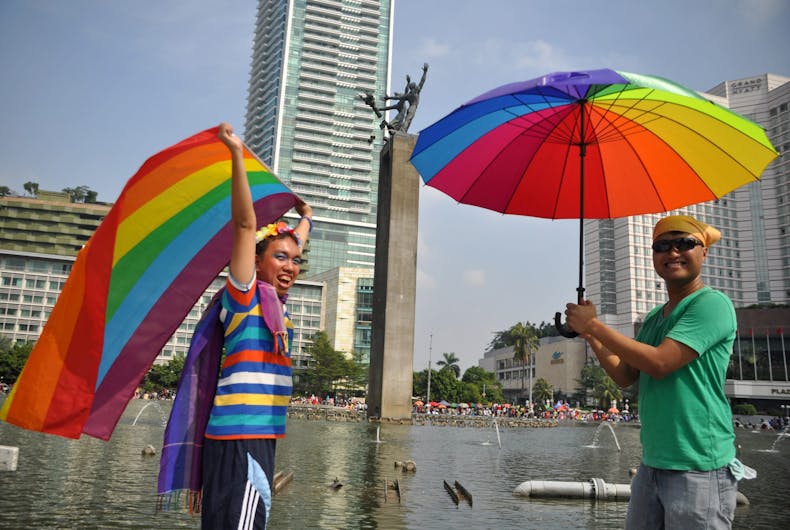 17 de maio de 2015: O Dia Internacional Contra Homofobia, Bifobia e Transfobia foi marcado com bandeiras do arco-íris em Jacarta