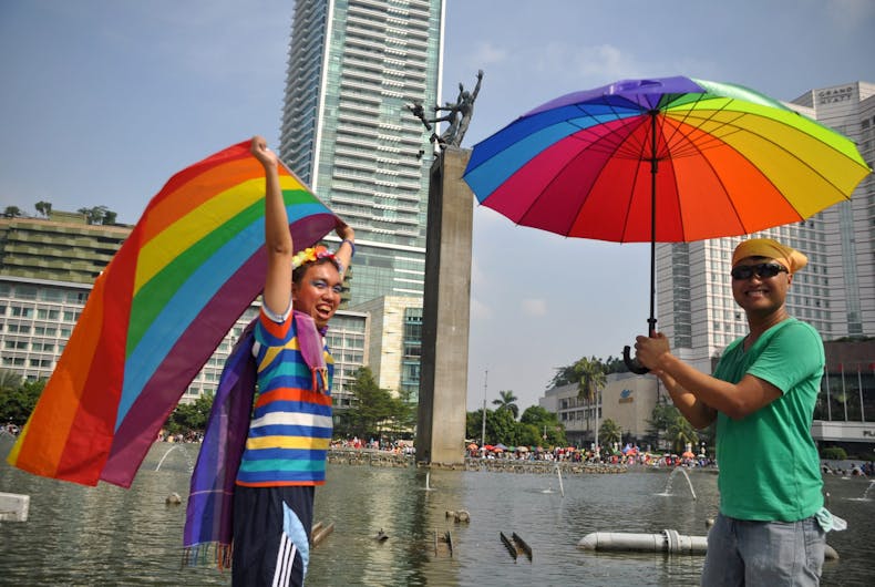 17 de maio de 2015: O Dia Internacional Contra Homofobia, Bifobia e Transfobia foi marcado com bandeiras do arco-íris em Jacarta